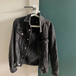 Jeans jacka  - En super snygg grå jeans jacka från bikbok. Passar dig som är runt 160cm. Köparen står för frakt 
