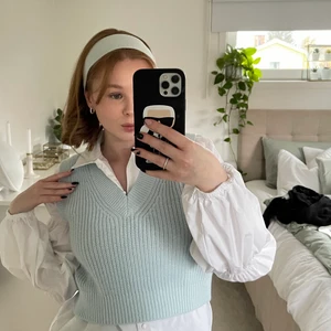 H&M - stickad väst blå - Säljer min superfina stickade väst i strl M från H&M då den tyvärr aldrig kom till användning! Vid köp skickar jag också med de matchande hårbandet utan kostnad då jag köpte den specifikt för att gå med västen💙 