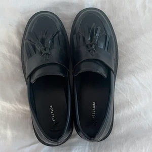 loafers - as snygga attitude loafers i storlek 38/37 som är super söta och använda få gånger. anledning till säljning är att de tyvärr ej passar mig längre som får mig att tro att de kanske är närmre 37 även om de ej ska vara de. de har lite böjningar vid hälen av skon men annars inga tydliga antydande att de har använts, de tvättas såklart till innan skickning