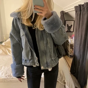 Jeansjacka med päls - ❌Lånade bilder av Disa Hamberg!❌ Säljer jackan på bilden, aldrig använd med prislappen kvar. Slutsåld. Nypris ca 800. Köp dirket för 750 