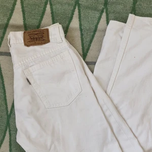 Vita levisjeans🌟 - Vita levisjeans, straight leg, lite långa på mig som är 160 cm❤️‍🔥