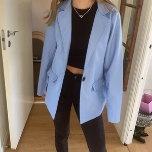 Nakd kavaj  - Köpte denna kavaj för ett år sen men inte använt då den va för liten och jag för lat för att lämna tillbaka. Väldigt skygg till vardags men även fest pris kan diskuteras 