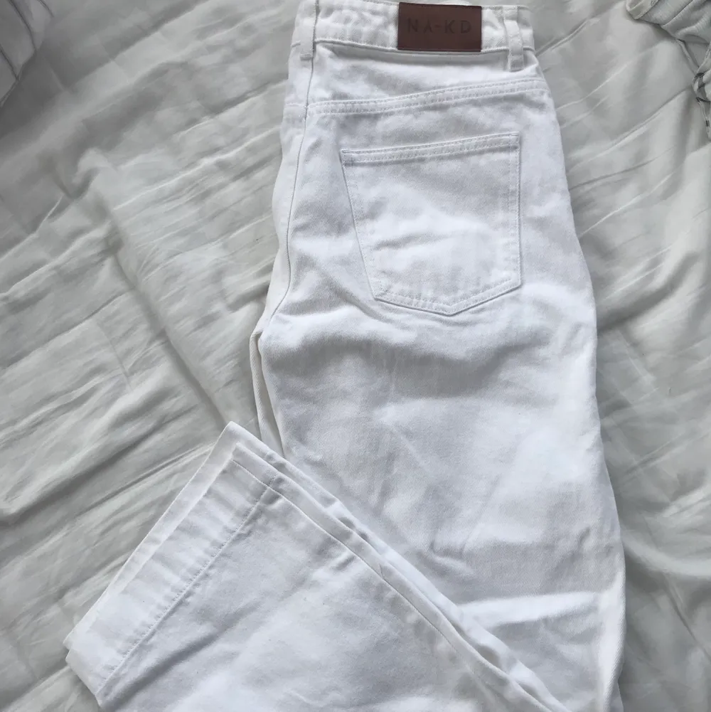 Intressekoll på mina Vita raka jeans från NAKD. Använda typ 2 gånger. 250 kr + eventuell frakt. DM för fler bilder. Jeans & Byxor.