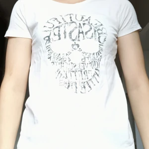 Vit T-shirt med dödskalletryck - Fläckfri vit bomull med ascoolt dödskalletryck! 