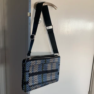 Intressekoll - Intressekoll väska från Hvisk. Har använt den typ 3-4 ggr. Skicka ett bud om du är intresserad (nypris 799kr)