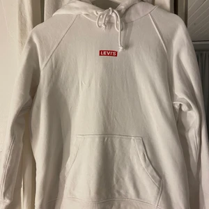 Levis Hoodie  - Jag funderar på att sälja min vita Hoodie från Levis då den inte kommer till användning, hoodien är använd 1 gång så den är i nyskick. Den är i storlek xs och skulle säga att den är lite liten i storleken. Hör av er om ni vill ha fler bilder eller om ni har några frågor💕 priset går att diskutera💕