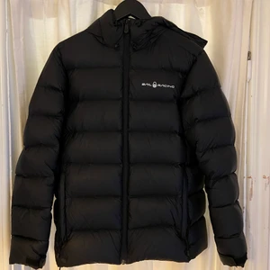 Sail racing  - Det var väldigt många som var intresserad av jackan så har startat en budgivning på jackan. Lägg det bud du vill men lagt bud är lagt! Säljer denna sail racing vinterjackan då den inte kommer till användning längre, jackan är sparsamt använd så den ser helt ny ut. Jackan är unisex vilket betyder att dem båda passar killar och tjejer. Jackan är köpt från kidsbrandstore. Hör av er om ni har några frågor💕 