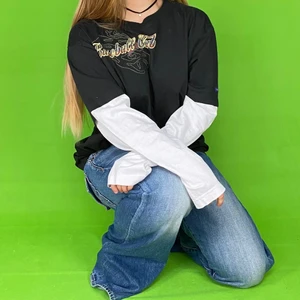 Långärmad  - Oversize långärmad tröja i toppenskick. Skater vibes. Från TREND CASUAL WEAR, storlek XXL. 100% bomull. Modellen använder vanligtvis storlek S och är 169cm för referens. Axel till axel 51cm, Ärm längd 61cm och längd 70cm. Spårbar frakt på 66kr är inräknad i priset.