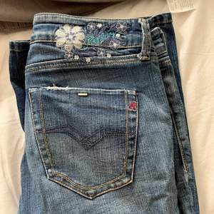 Superfina låga och raka jeans från Replay i storlek W29/L32.  Obs gammal modell och går inte längre att få tag på i affär. Byxorna är egentligen inte så tajta i modellen utan är för små för mig.  Jag har vanligen har storlek 36 eller S i byxor.