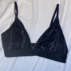 Bh/top - Jätte fin glittrig bh/top! Köptes från monki för några år sedan❤️ fortfarande bra kvalitet! 