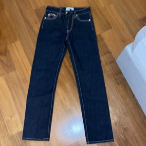 Eytys purple velvet jeans  - Säljer mina eytys purple velvet jeans, köpta här på Plick men aldrig använda pga att de var för små. Går ej att få tag på längre, nypris 2000kr. Köparen står för kostnaden av frakten, Kom privat för fler bilder och även pris kan diskuteras privat💗💗