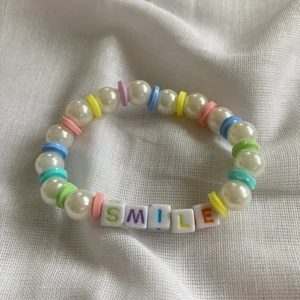 smile armband ⚡️🦋 - egengjordt armband med pärlor <3 man kan även beställa så att det är ett eget ord man valt själv! t.ex sitt namn eller så! ⭐️ ifall man vill ha eget ord kostar det 5kr mer <3 