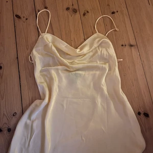 Ursnygg klänning - Jätte snygg klänning som inte används:( bild två är ryggen. Kan tyvärr inte visa på då den är för liten. Den passar xs-m. 