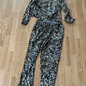 Mjukis sett från madlady i storlek 34 - Leopard mönstrat Mjukis sett från madlady i storlek 34. Väldigt sköna och luftiga. Byxorna har två fickor. Man får både tröjan och byxorna