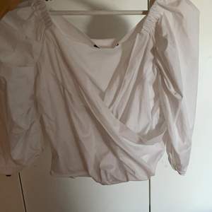 Säljer denna vita puffiga blusen från Gina tricot pga jag inte tyckte att jag passade i den.
