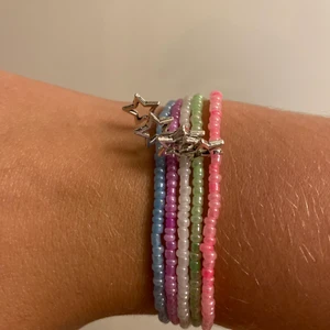 Armband - Egengjorda armband med små pärlor i olika färger och en liten stjärna i mitten! 1 för 15kr 2 för 25kr 3 för 30kr 💞 vid köp av fler än 5 st så får du även gratis frakt😄