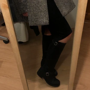 Johnny Bulls - Stövlar från Johnny Bulls i äkta läder med silverdetaljer. Stövlarna är ett par år gamla, men sparsamt använda. Trenden med höga läderstövlar börja komma tillbaka igen och det är ju sjukt snyggt till hösten🤎 Storlek 37, men sitter som 38!