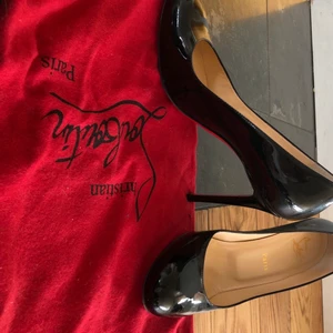 Christian Louboutin klackskor - Christian Louboutin klackar i storlek 39. Dem är i bra skick, som nya! Endast använda 3 gånger. Små i storleken så passar storlek 38 bättre. Köpta på Christian Louboutin avdelningen på Selfridges i London. Kommer med dustbag❤️