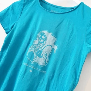 Blå handtryckt t-shirt - En blå t-shirt med det handtryckta trycket "I buy secondhand<3" i vitt 🤍 Kan mötas upp i Luleå! Köparen står för frakt