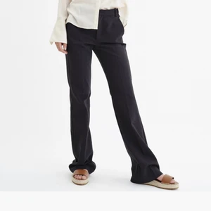 kostymbyxor  - Säljer dessa slutsålda lågmidjade kostymbyxor, helt oanvända med lappen kvar från märket inwear. Säljer då de var för stora för mig💕 Köptes för 1000kr men säljer för 600!