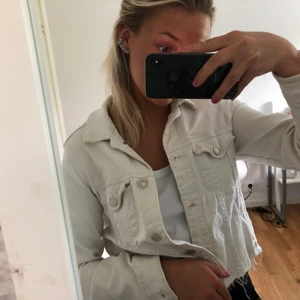 Vit jeansjacka - Vit jeansjacka från mango! Avklippt nedtill så att den blir lite croppad. Storlek S, 80 kr