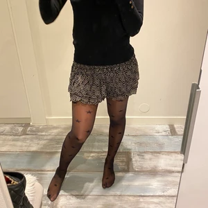 Mönstrad kjol - Säljer nu min favorit kjol från zara då den inte passar mig längre. Skick 10/10. Sjukt snygg kjol nu till hösten/vintern. Kan även byta mot storlek M. 