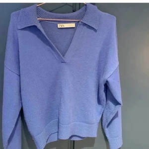 Storlek S - En blå jätte fin stickad tröja från zara.💕💕Inte alls använd buda gärna i kommentarerna!