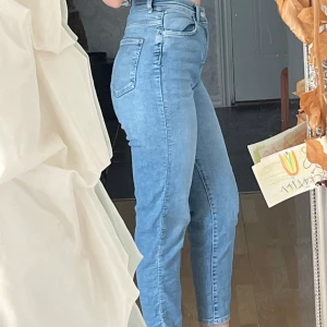 Ginatricot jeans storlek 34 - Säljer blå Gina tricot jeans som är till vristerna i storlek 34 för 199 kr