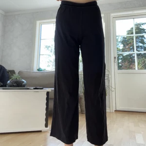 Svarta linnebyxor svala storlek S - Säljer svarta linnebyxor som är ganska tunna o svala i storlek S för 50 kr från lager 157