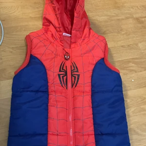 Fin barnväst  - Fin barnväst som barn brukar gilla.:)