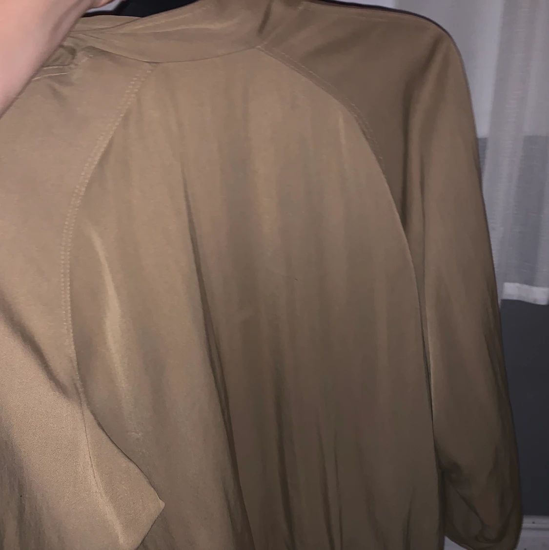 En brun kort kappa - 91