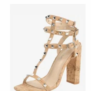 Sandaler med hög klack i storlek 38 - Sandaler med nitar på korkskruvsimitation säljes i storlek 38. Public desire. Sandalerna är aldrig använda då jag fått dom som gåva i fel storlek. Köparen betalar frakten. 