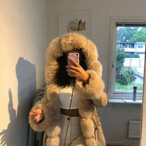 Pälsjacka Garoff - En så fin pälsjacka från Garoff. Köptes för 1200 kr och är beige, inte äkta päls. Knappt använd och har två styckna!! Kan mötas upp och frakta☺️