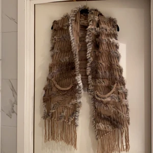 Pälsväst  - Stickad väst med päls. Äkta. Fint skick. Skulle säga att den passar S-L. Perfekt till hösten, över en tjocktröja eller under en jacka. 