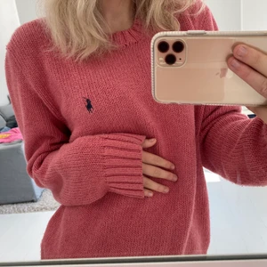 Ralph Lauren stickad tröja🍒♥️ - En jätte fin stickad Ralph Lauren tröja♥️Original pris 1199kkr jag säljer tröjan för 300kr. Tröjan är i stl M men passar att ha på mindre kroppsform också. Det brukar bara vara snyggt att ha ett större plagg♥️♥️