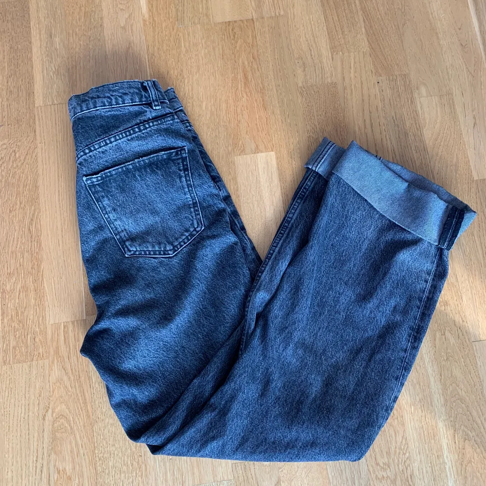 Säljer ett par utav mina favvojeans som är ifrån zara!😍😭 byxorna ser blåa ut på bilderna men de är gråa! byxorna är i storlek 36 men skulle säga att de skulle vara en 38 också!. Jeans & Byxor.