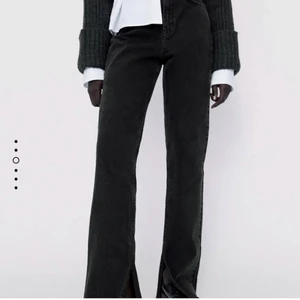 Zara jeans - Säljer dessa zara jeans som är raka med slits nedtill. Storlek 38 passar nog även 36. Slutsålda och säljs även inte längre på zara vad jag tror. 