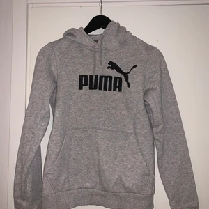 Puma hoodie - Använd väldigt sällan, väldigt bra skick. Lite liten i storleken.