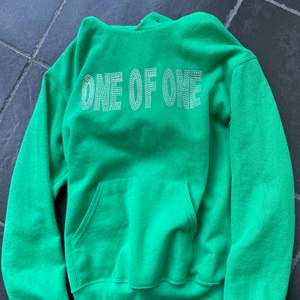 Säljer en grön one of one hoodie i small. Använd 2-3 gånger sen jag köpte den själv här på Plick. Fint skick🥰