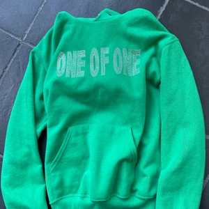 One of one hoodie  - Säljer en grön one of one hoodie i small. Använd 2-3 gånger sen jag köpte den själv här på Plick. Fint skick🥰