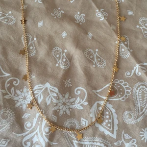 Halsband med stjärnor på i guld - Har aldrig använt den 