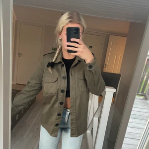 Grön jacka - Säljer min gröna jacka som inte kommer till så mkt användning. Den är från Nelly och är i storlek 36/38. Lite använd.