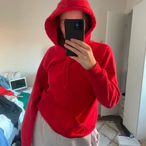 Hoodie  - Röd hoodie, knappt använd!