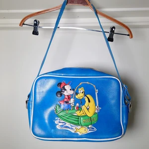 Vintage skolväska - Skolväska från 70-talet. Disney. Den har massor av fläckar och är skavd på bandet, men kul! Tidstypiska klistermärken på baksidan🍀