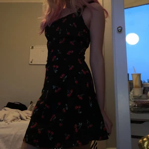 Svart klänning med körsbär - Storlek M, ba använt några få gånger då den inte passar så bra på mig. Men jätte söt 