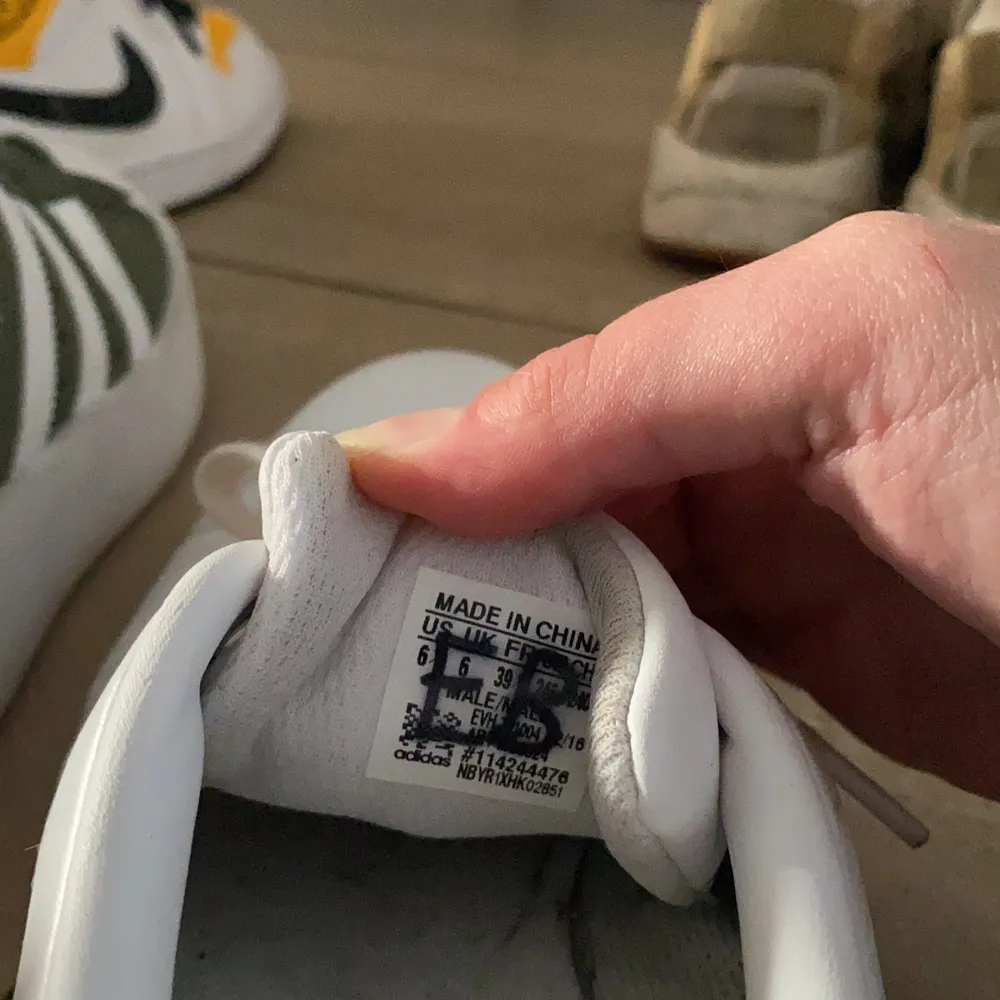 Adidas Stan Smith använda bara några gånger pga för stora.. Mina initialer står skrivet inuti dock. . Skor.