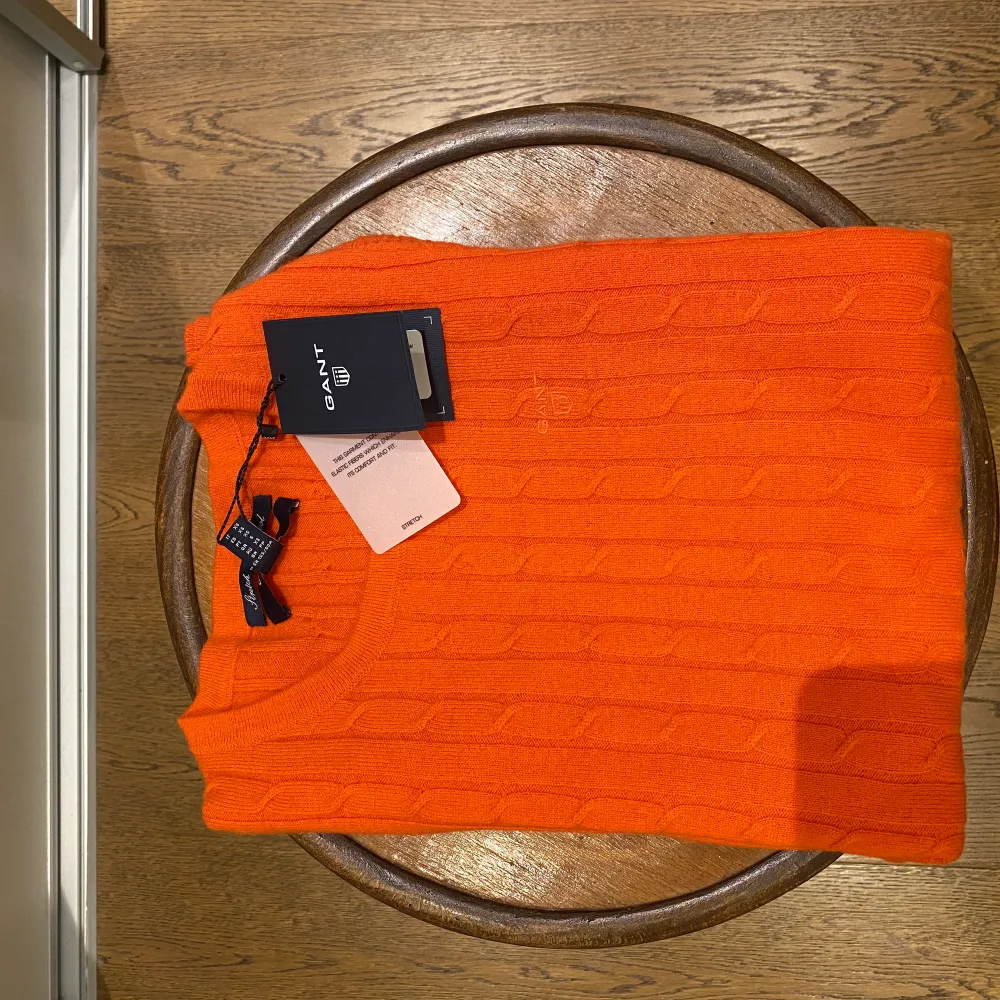 En Gant tröja i storlek s i dam, säljs för 300 kr. Aldrig använd och pristagen sitter fortfarande kvar.. Tröjor & Koftor.