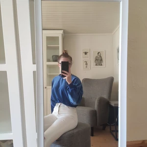 Mysig sweatshirt - Mysig blå topp från BikBok i storlek XS-S. Har resår vid magen och slutet på ärmarna som gör att den sitter bra. Använd ngr ggr men är i mkt bra skick. Passar fint till tex ett par vita jeans eller randiga kostymbyxor!