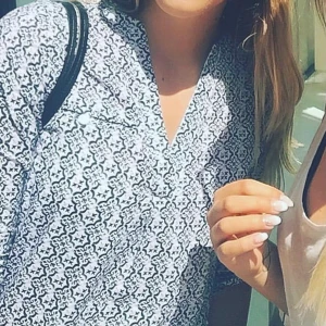 Blus - Fint skick! Storlek s. Köpare står för frakten.