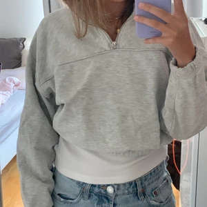 Grå zip sweatshirt från weekday - Jättefin grå sweatshirt med en dragkedja från weekday. Storlek xs/s, mycket fint skick